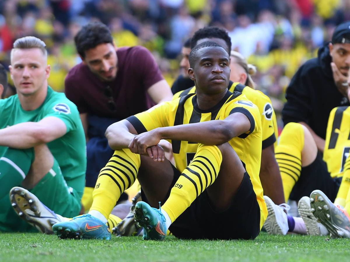 Dortmunds Youssoufa Moukoko verabschiedet sich von den Fans.