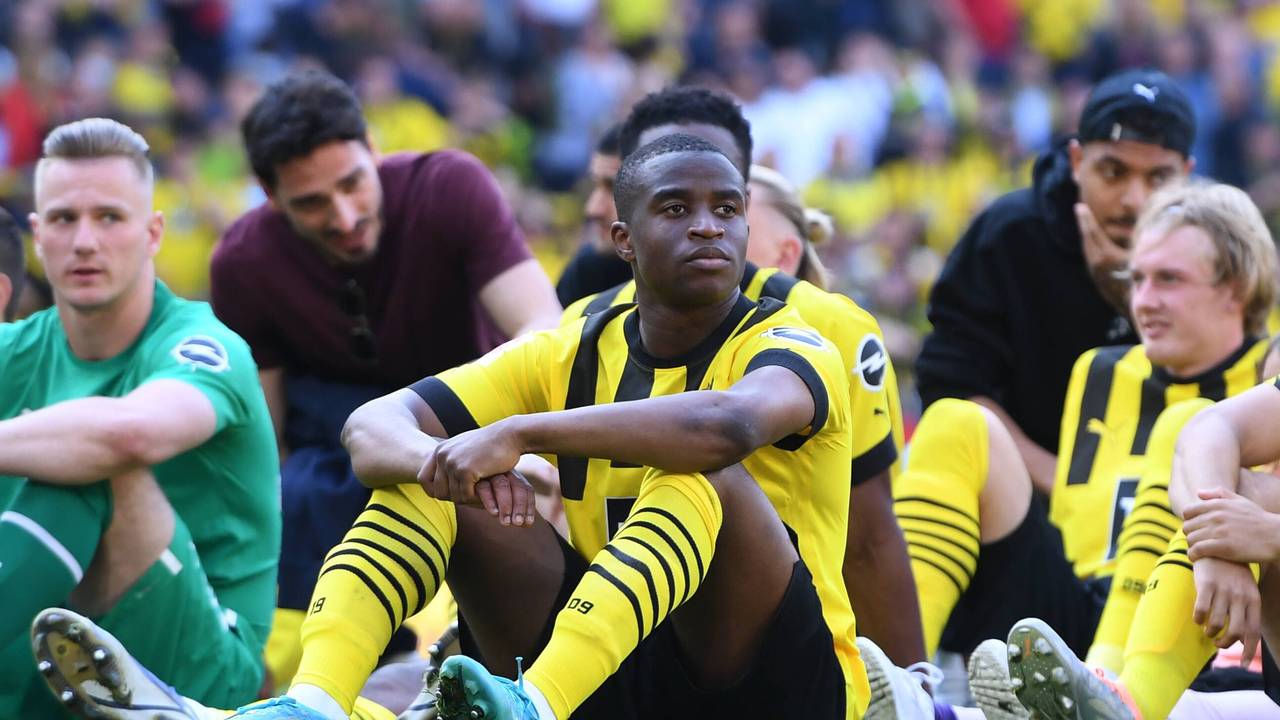 Dortmunds Youssoufa Moukoko verabschiedet sich von den Fans.