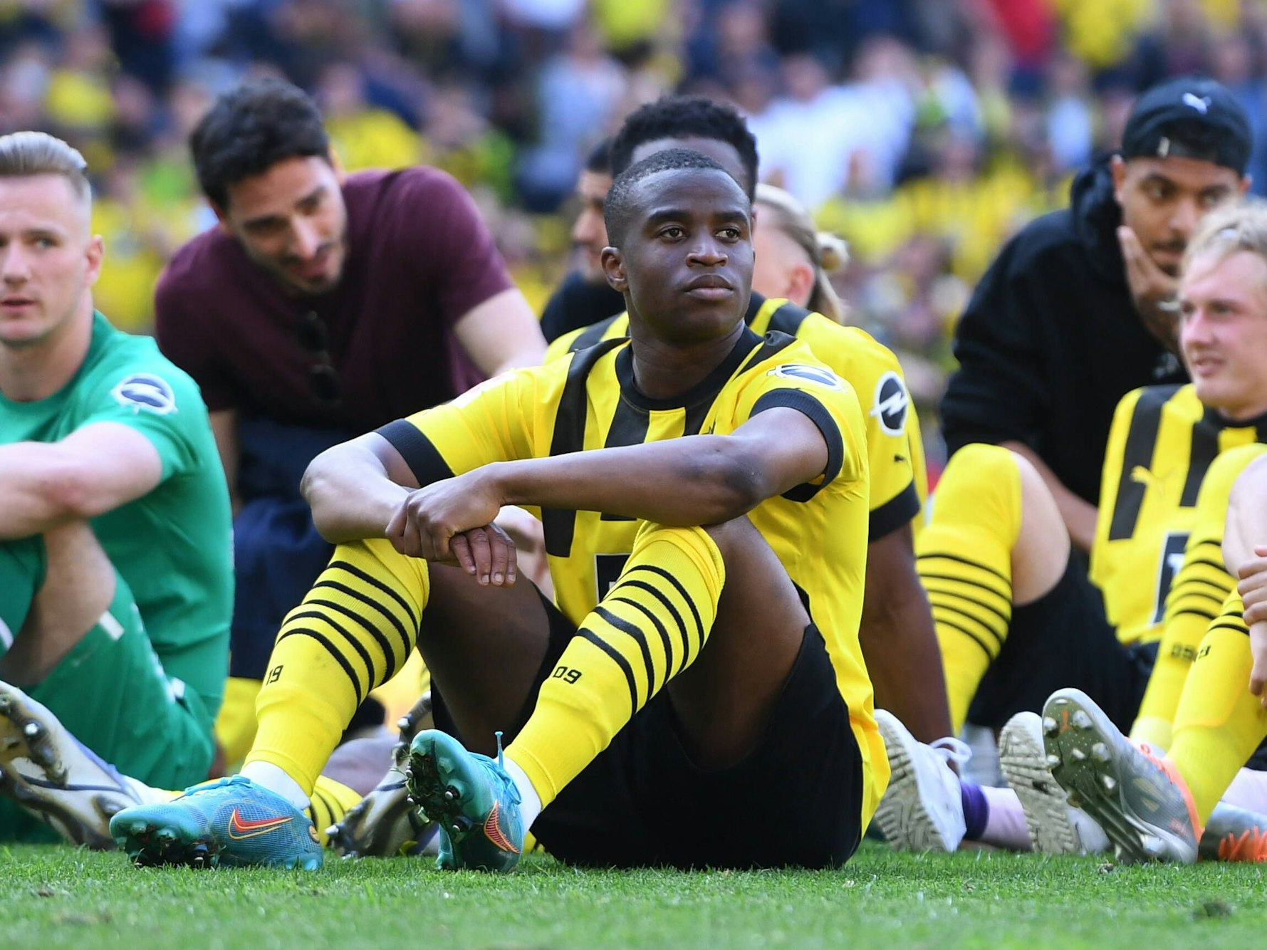 Dortmunds Youssoufa Moukoko verabschiedet sich von den Fans.