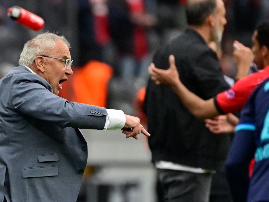 Felix Magath gestikuliert wild bei einem Bundesliga-Spiel von Hertha BSC