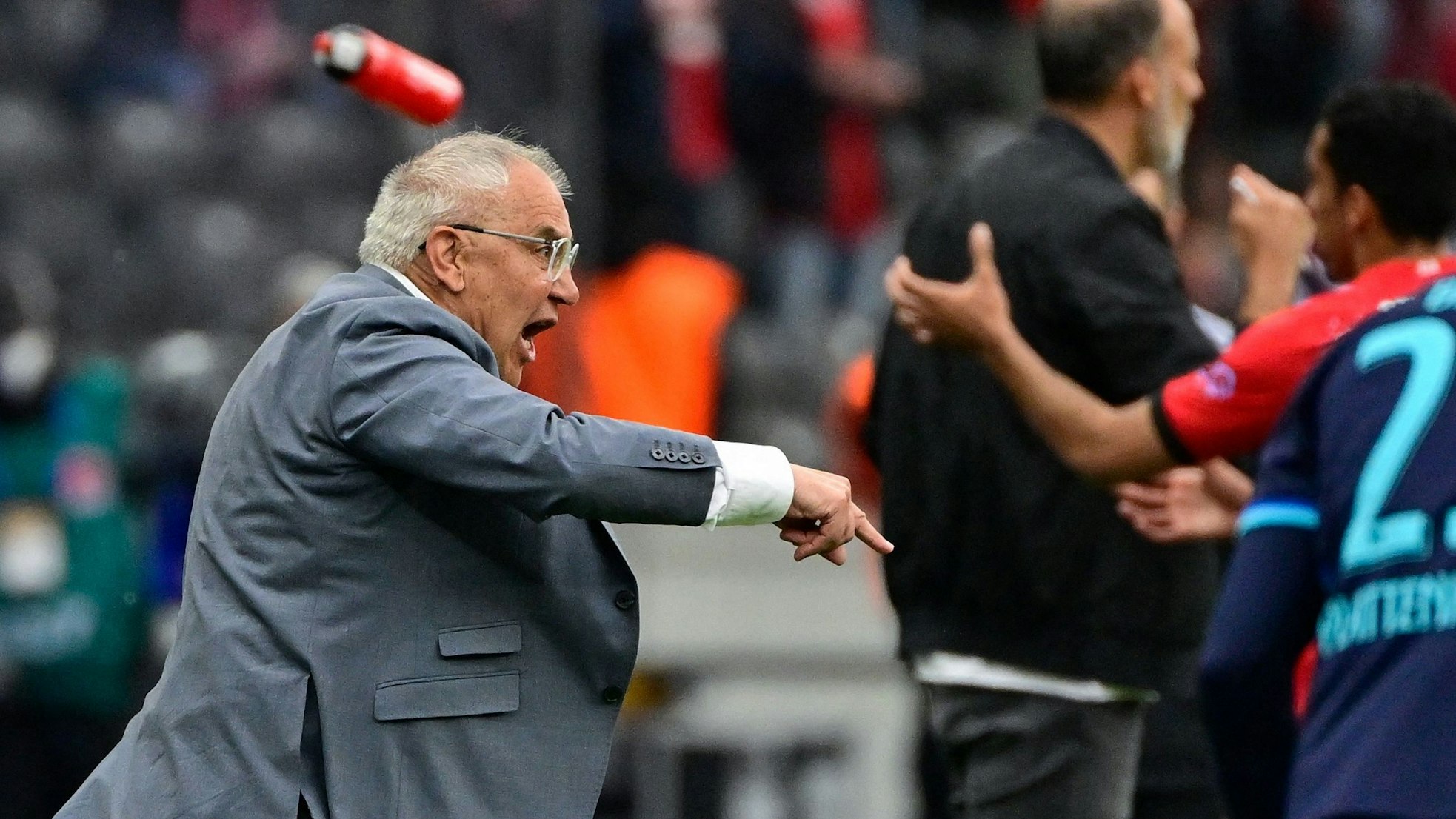 Felix Magath gestikuliert wild bei einem Bundesliga-Spiel von Hertha BSC