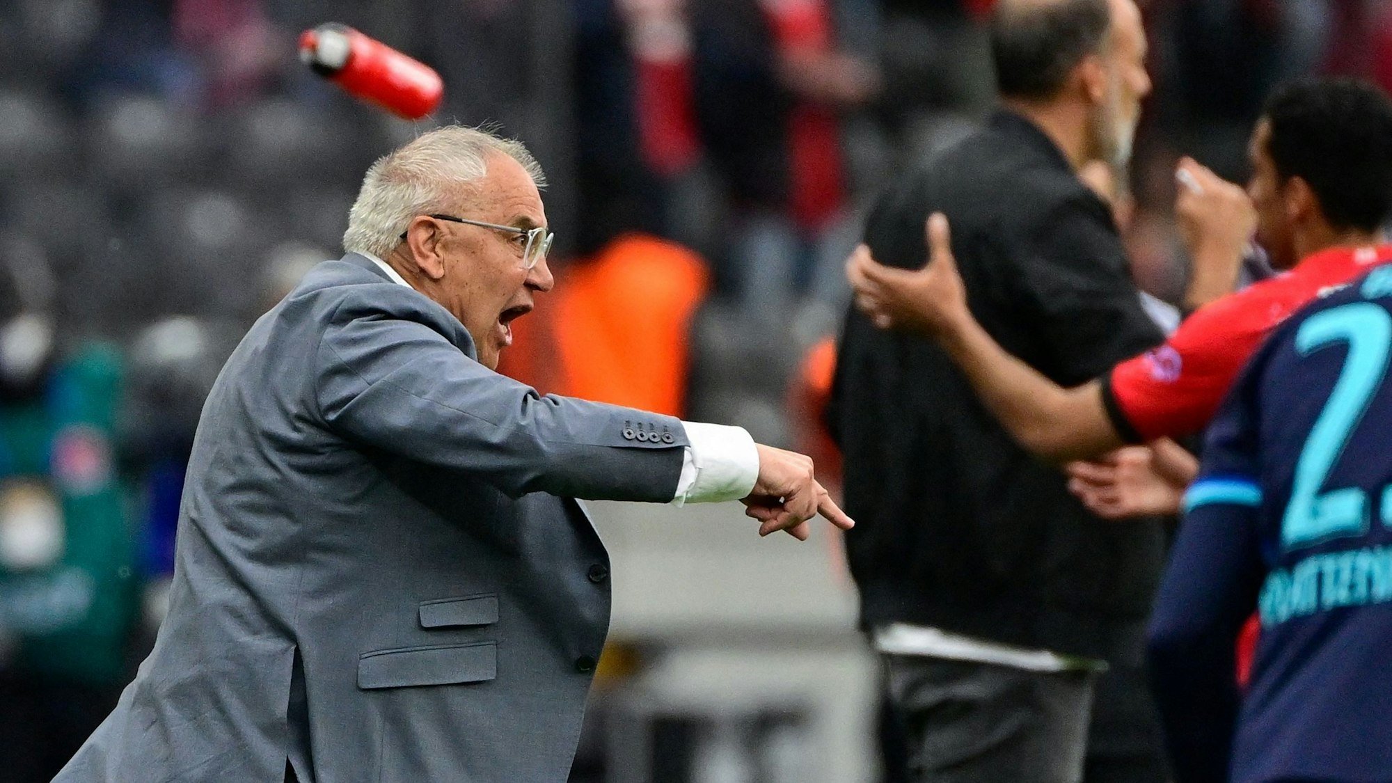 Felix Magath gestikuliert wild bei einem Bundesliga-Spiel von Hertha BSC