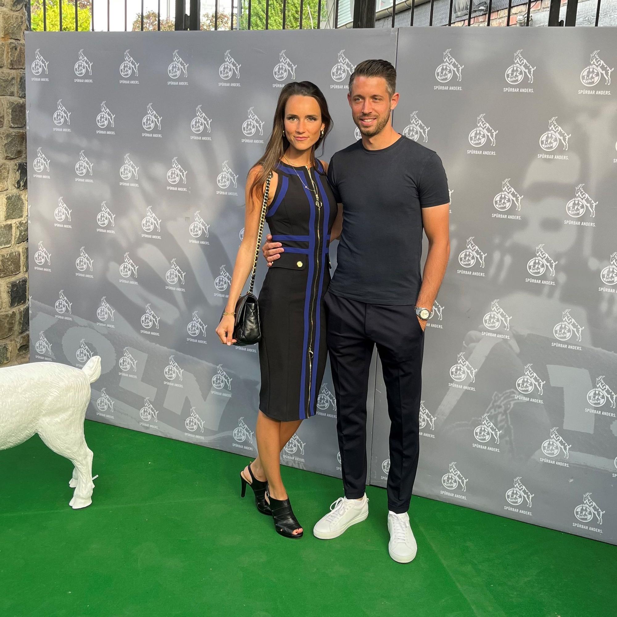 Mark Uth präsentiert sich gemeinsam mit seiner Freundin Franziska den Fotografen und Fotografinnen.