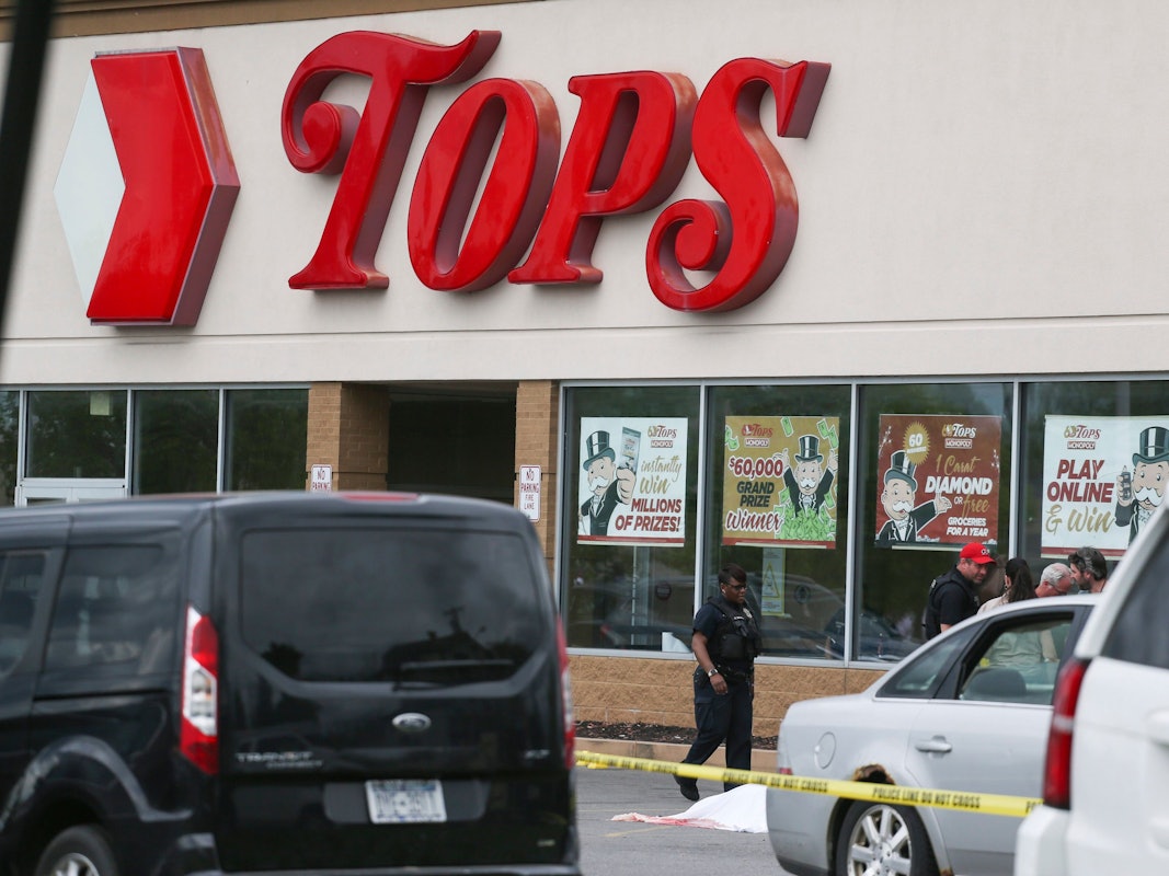 Vor und in einem Supermarkt tötete der 18-Jährige zehn Menschen. Das Foto zeigt den Tatort am 14. Mai in Buffalo.