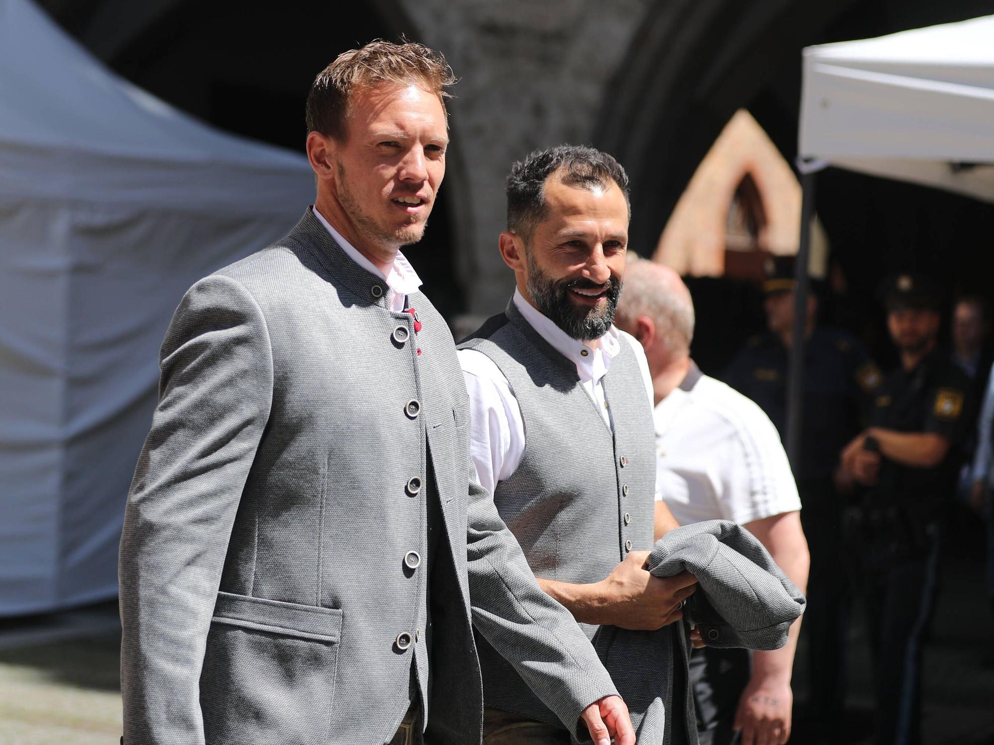 Julian Nagelsmann und Hasan Salihamidzic kommen in Tracht zur Meisterfeier.