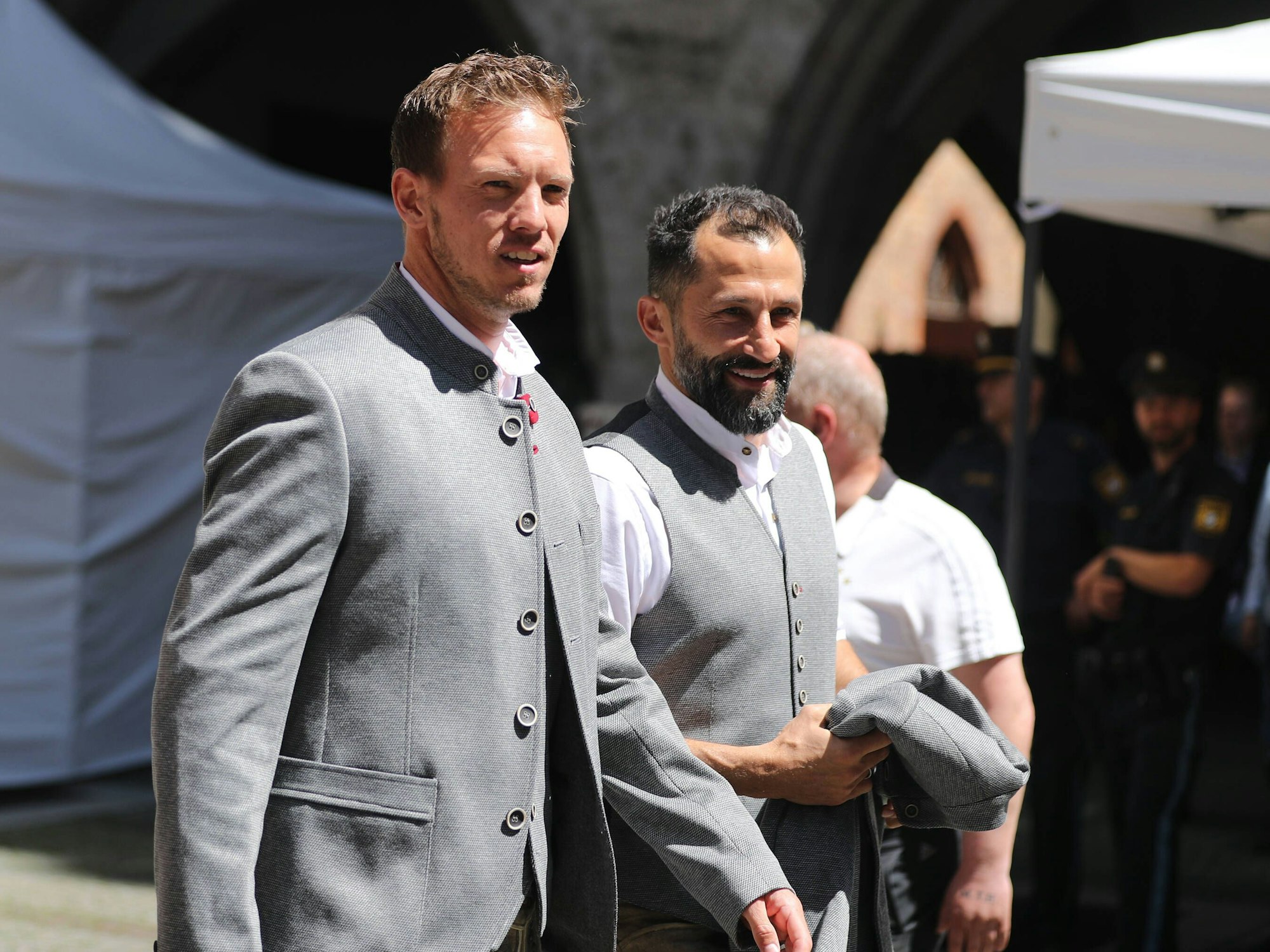 Julian Nagelsmann und Hasan Salihamidzic kommen in Tracht zur Meisterfeier.