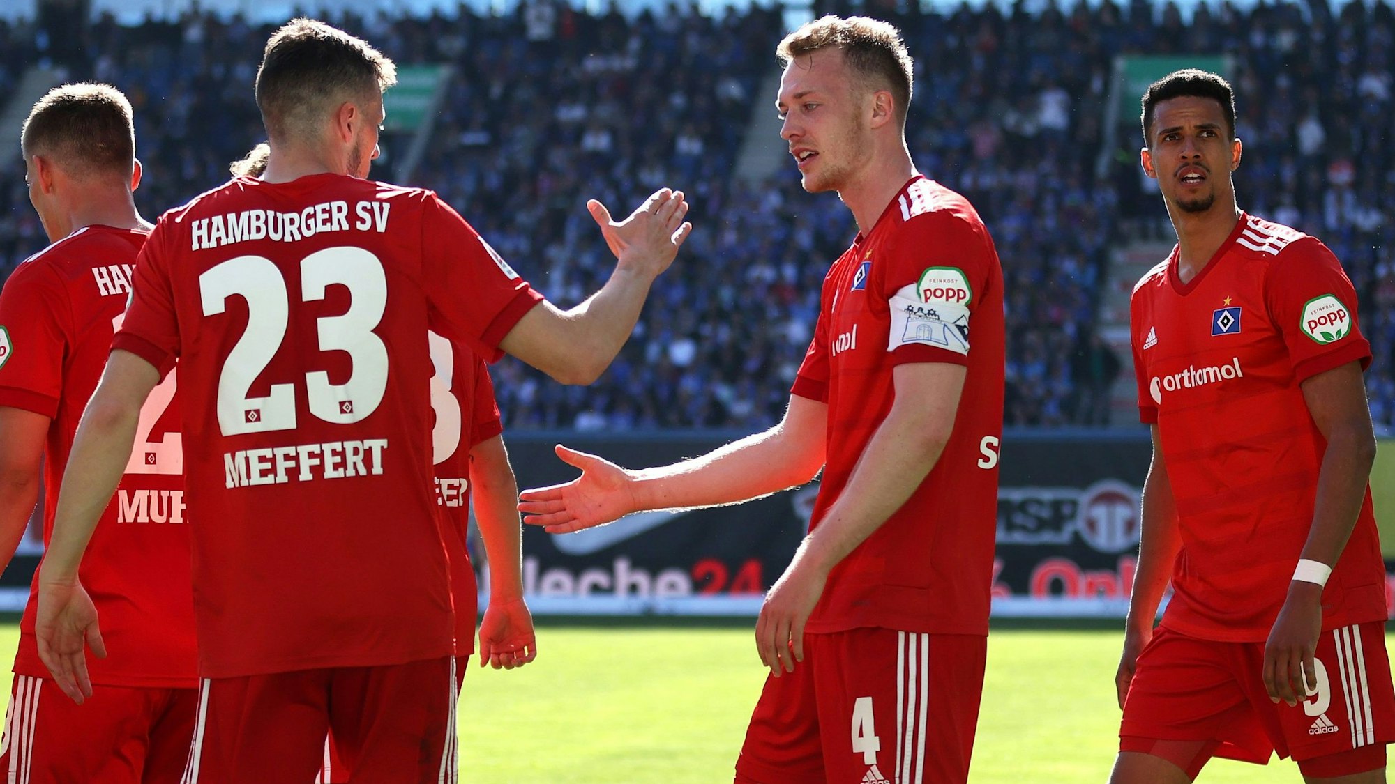 Der Hamburger SV jubelt bei Hansa Rostock erleichtert über die Führung.