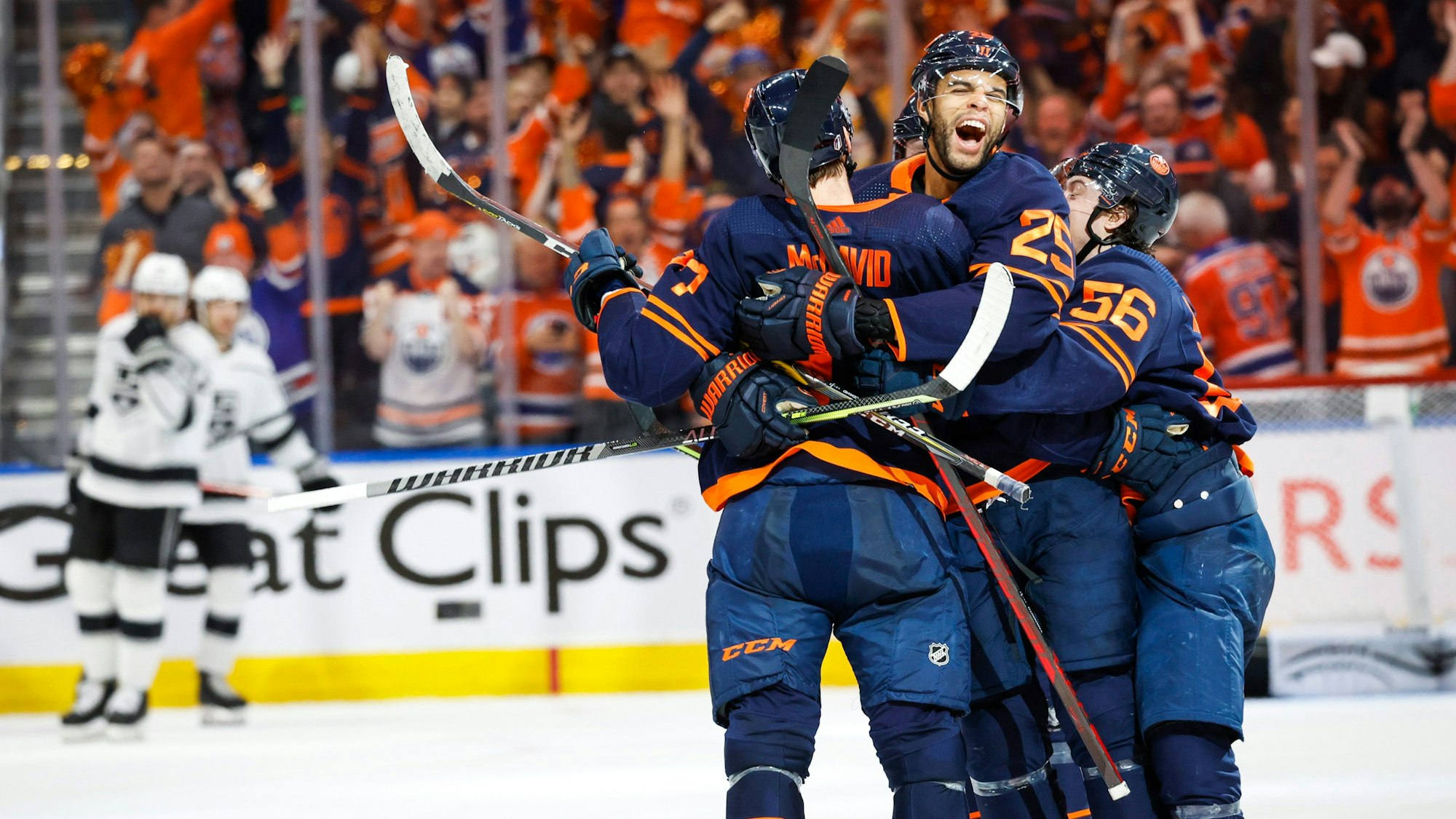 Eishockey-Profi Leon Draisaitl am Jubeln.