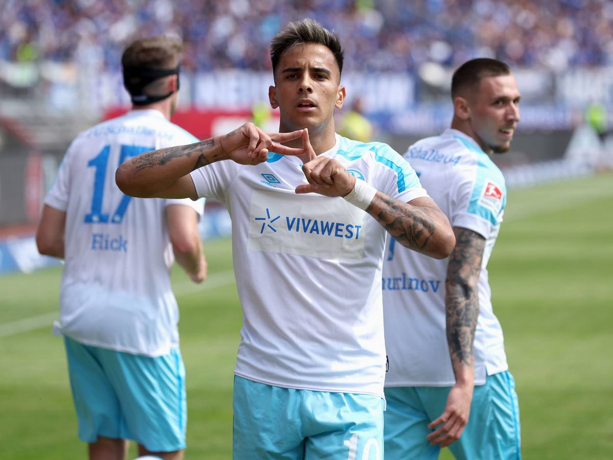 Rodrigo Zalazar vom FC Schalke 04 feiert sein Tor in Nürnberg.