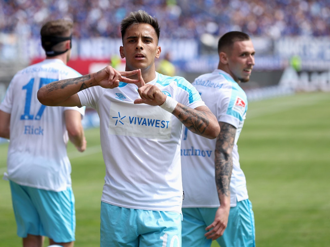 Rodrigo Zalazar vom FC Schalke 04 feiert sein Tor in Nürnberg.