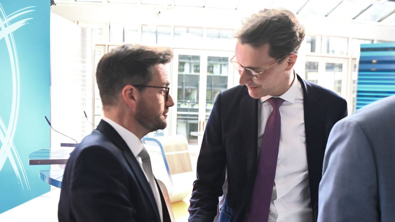 Thomas Kutschaty (l), SPD-Spitzenkandidat für die Landtagswahl in Nordrhein-Westfalen, schüttelt die Hand von Hendrik Wüst, dem bisherigen NRW-Ministerpräsident.