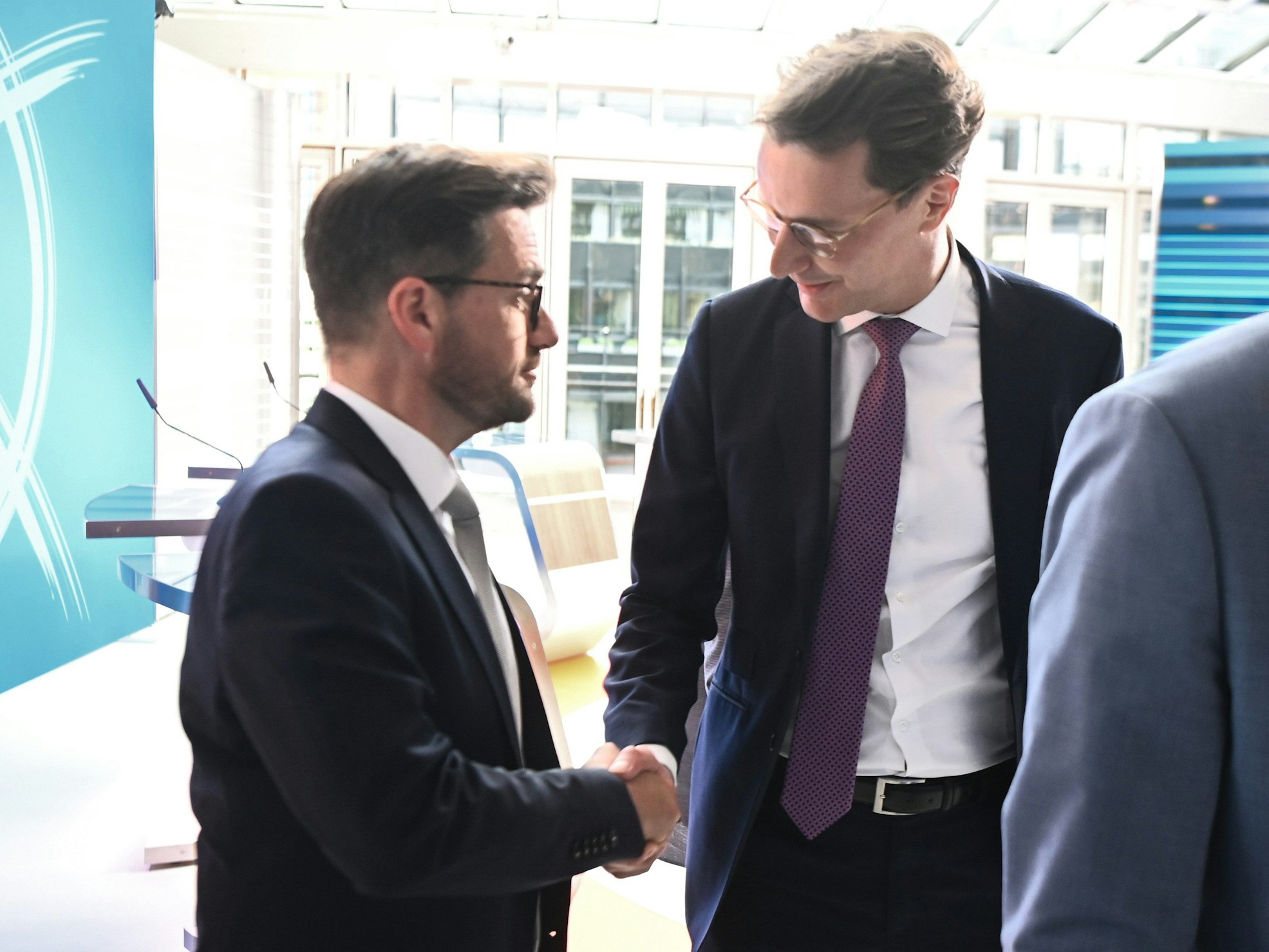 Thomas Kutschaty (l), SPD-Spitzenkandidat für die Landtagswahl in Nordrhein-Westfalen, schüttelt die Hand von Hendrik Wüst, dem bisherigen NRW-Ministerpräsident.