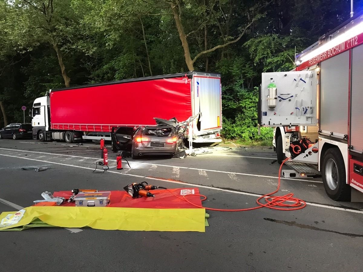 Unfall auf zwischen einem Pkw und einem abgestellten Lkw