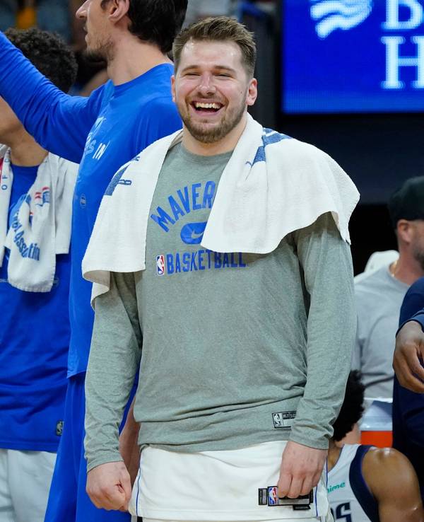 Luka Doncic von den Dallas Mavericks bejubelt mit seinem Team am 15. Mai 2022 in Phoenix den Einzug in die Conference Finals der NBA.