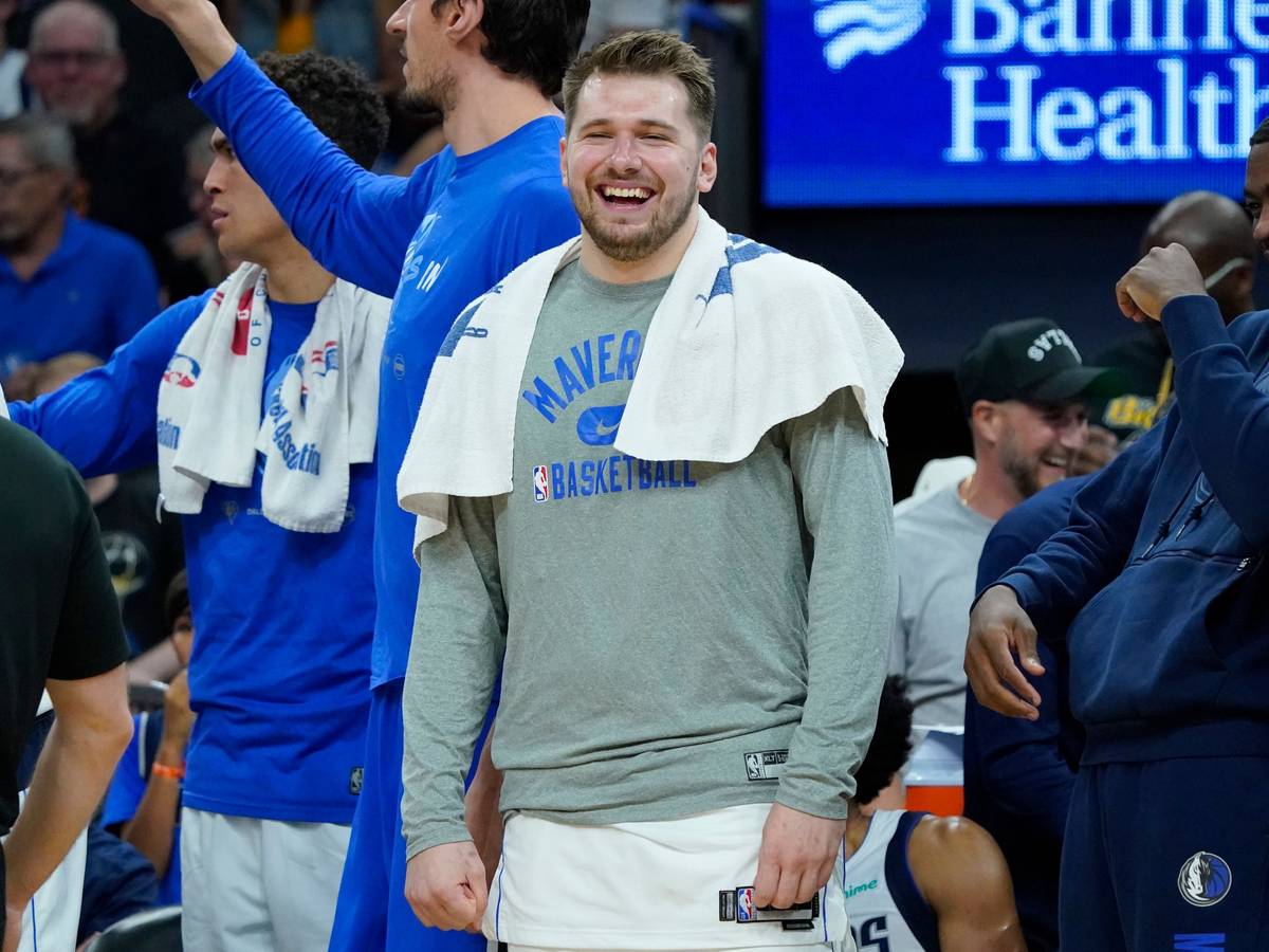 Luka Doncic von den Dallas Mavericks bejubelt mit seinem Team am 15. Mai 2022 in Phoenix den Einzug in die Conference Finals der NBA.