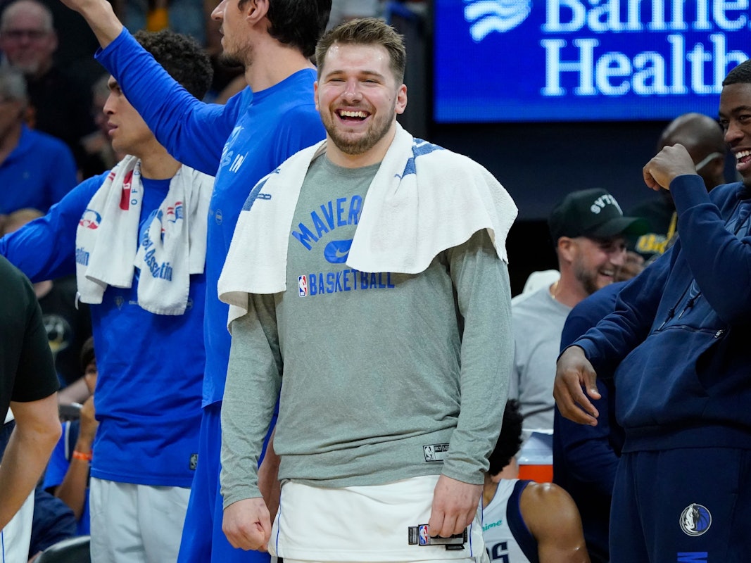 Luka Doncic von den Dallas Mavericks bejubelt mit seinem Team am 15. Mai 2022 in Phoenix den Einzug in die Conference Finals der NBA.