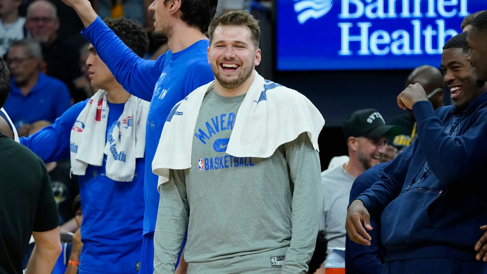 Luka Doncic von den Dallas Mavericks bejubelt mit seinem Team am 15. Mai 2022 in Phoenix den Einzug in die Conference Finals der NBA.