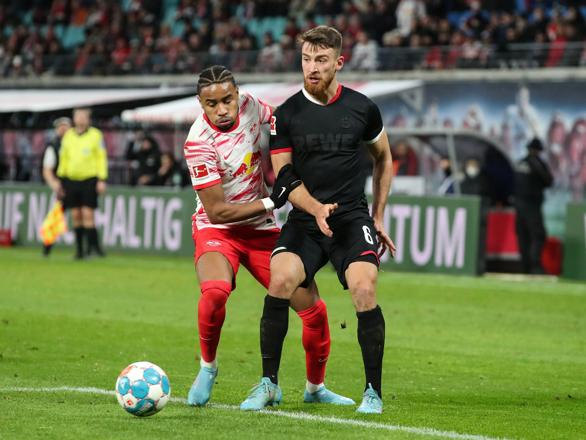 Christopher Nkunku gegen Salih Özcan.