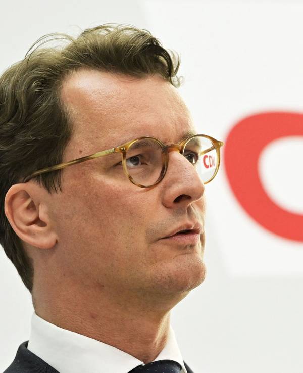 Der bisherige NRW-Ministerpräsident und CDU-Spitzenkandidat für die Landtagswahl in Nordrhein-Westfalen, Hendrik Wüst, am 16. Mai bei der Pressekonferenz zusammen mit Friedrich Merz.