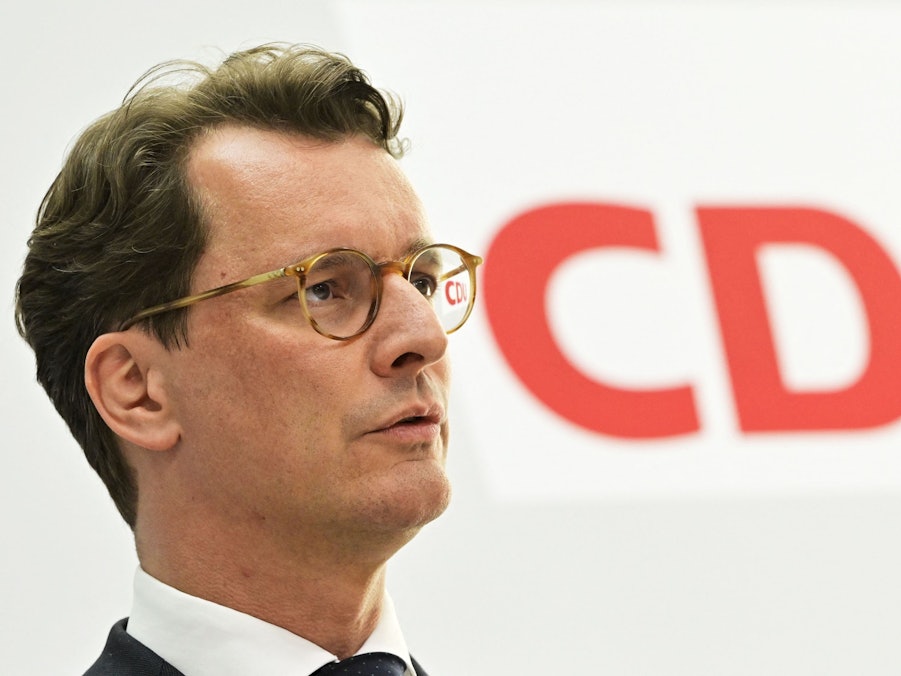 Der bisherige NRW-Ministerpräsident und CDU-Spitzenkandidat für die Landtagswahl in Nordrhein-Westfalen, Hendrik Wüst, am 16. Mai bei der Pressekonferenz zusammen mit Friedrich Merz.