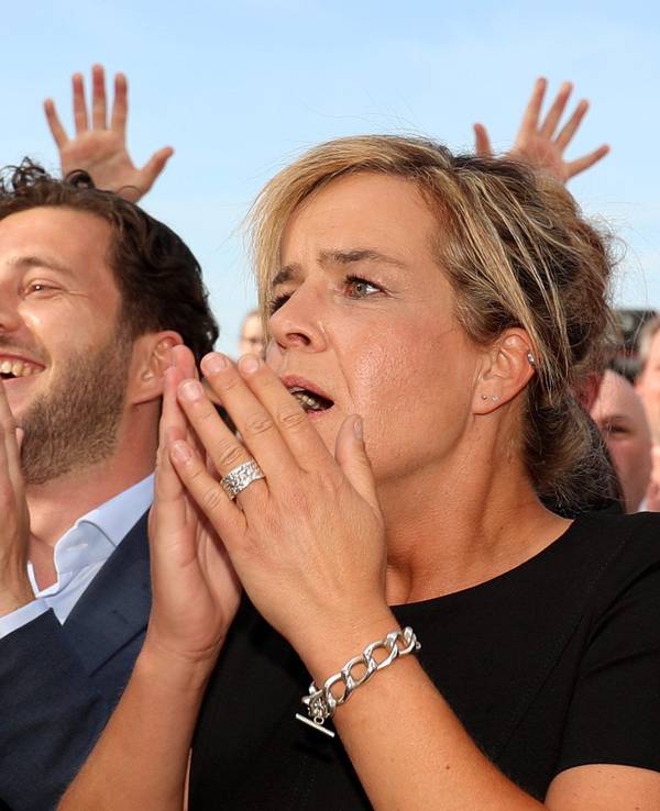 Mona Neubaur, NRW-Spitzenkandidatin von Bündnis 90/Die Grünen, und links neben ihr Felix Banaszak, Vorsitzender von Bündnis 90/Die Grünen in Nordrhein-Westfalen, jubeln nach den ersten Prognosen bei der Wahlparty der Grünen vor dem Apollo in Düsseldorf am 15. Mai 2022 nach der Landtagswahl in NRW.