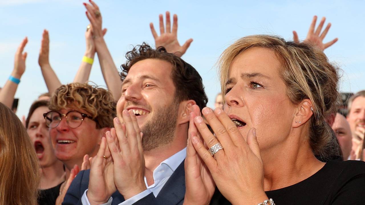 Mona Neubaur, NRW-Spitzenkandidatin von Bündnis 90/Die Grünen, und links neben ihr Felix Banaszak, Vorsitzender von Bündnis 90/Die Grünen in Nordrhein-Westfalen, jubeln nach den ersten Prognosen bei der Wahlparty der Grünen vor dem Apollo in Düsseldorf am 15. Mai 2022 nach der Landtagswahl in NRW.