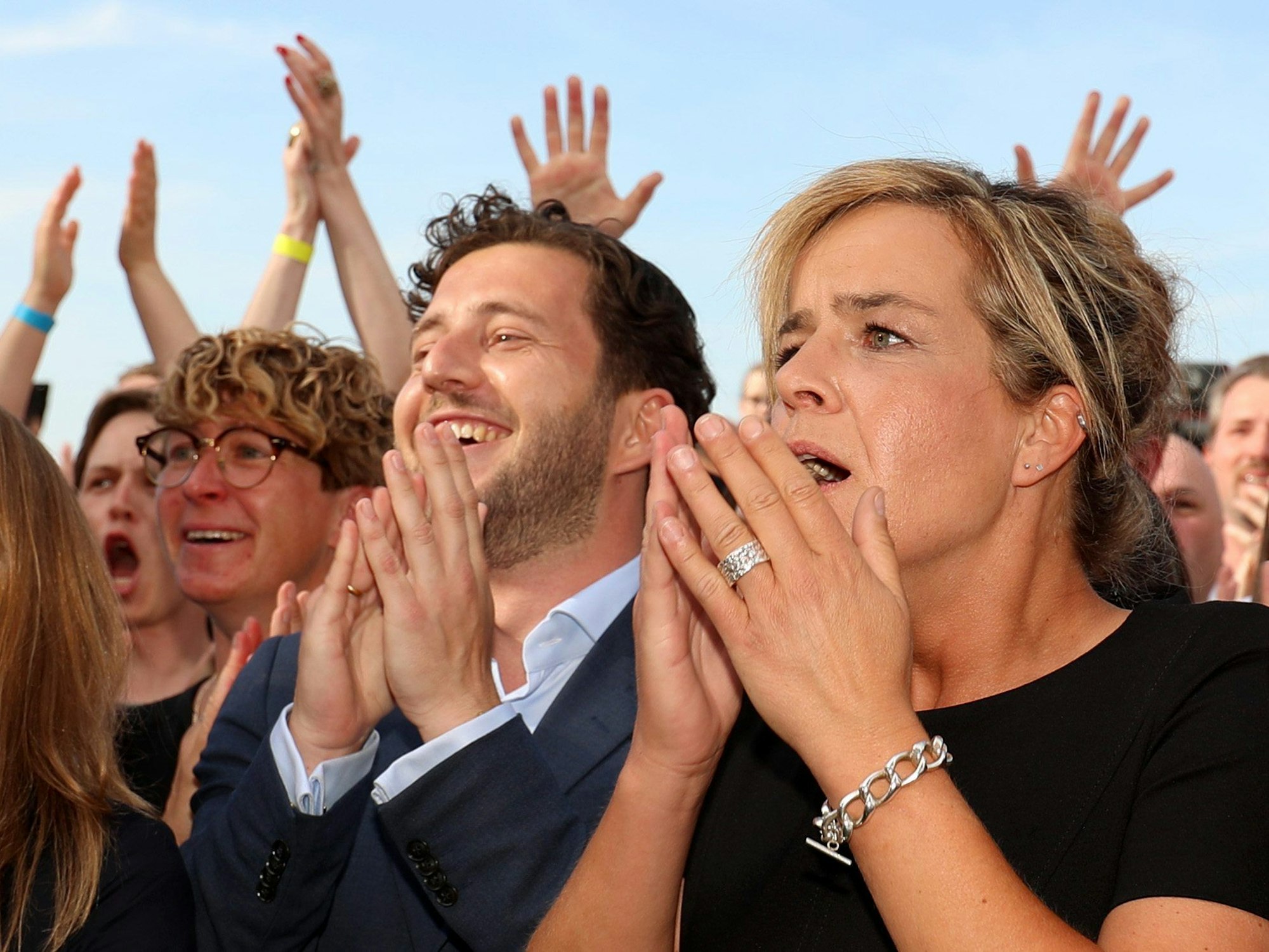 Mona Neubaur, NRW-Spitzenkandidatin von Bündnis 90/Die Grünen, und links neben ihr Felix Banaszak, Vorsitzender von Bündnis 90/Die Grünen in Nordrhein-Westfalen, jubeln nach den ersten Prognosen bei der Wahlparty der Grünen vor dem Apollo in Düsseldorf am 15. Mai 2022 nach der Landtagswahl in NRW.