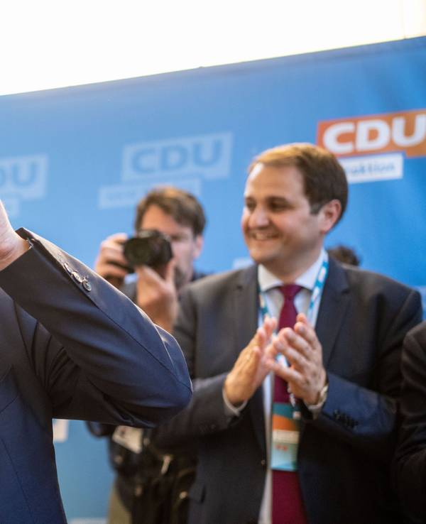 Hendrik Wüst nimmt in Düsseldorf auf seiner Wahlparty ein Schluck von einem Bier.
