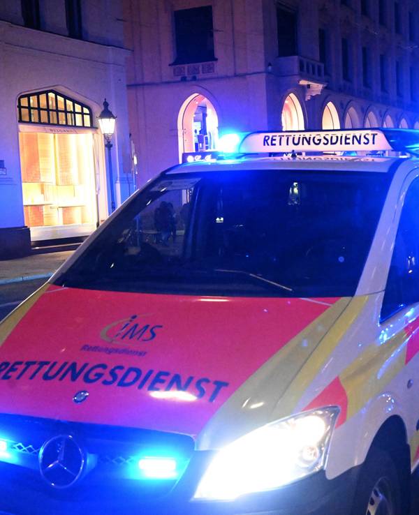 Ein Rettungswagen steht mit Blaulicht in der Maximilianstraße in München.