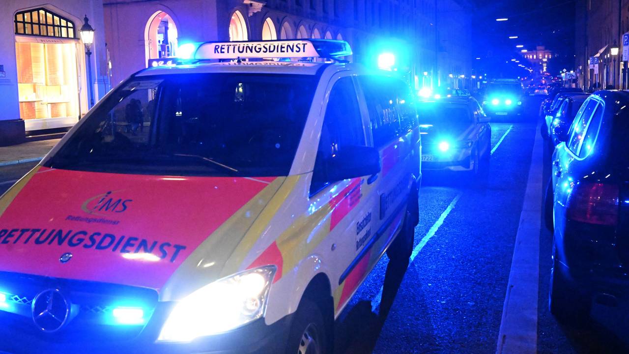 Ein Rettungswagen steht mit Blaulicht in der Maximilianstraße in München.
