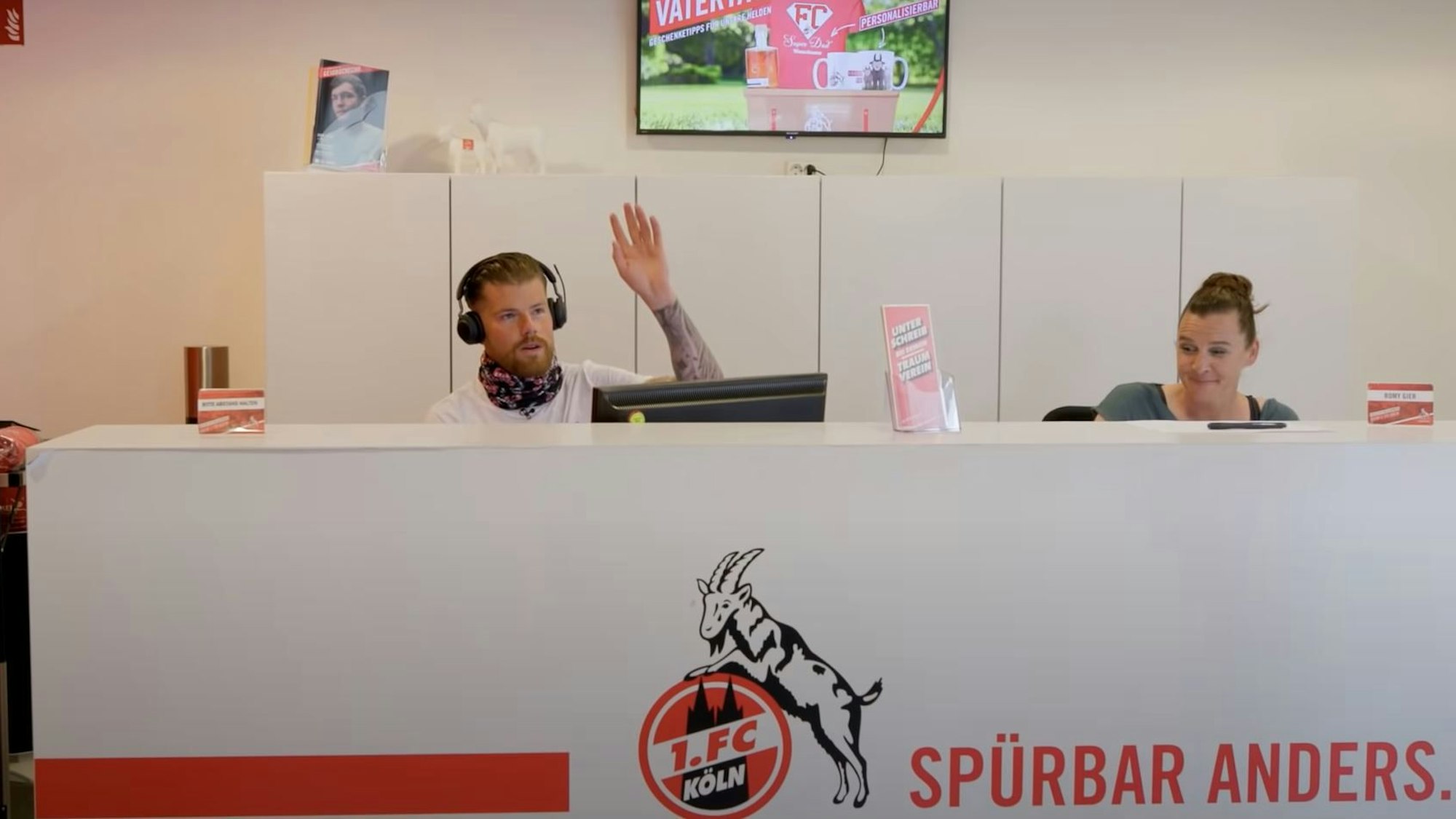 Timo Horn als Empfangs-Mitarbeiter im Geißbockheim