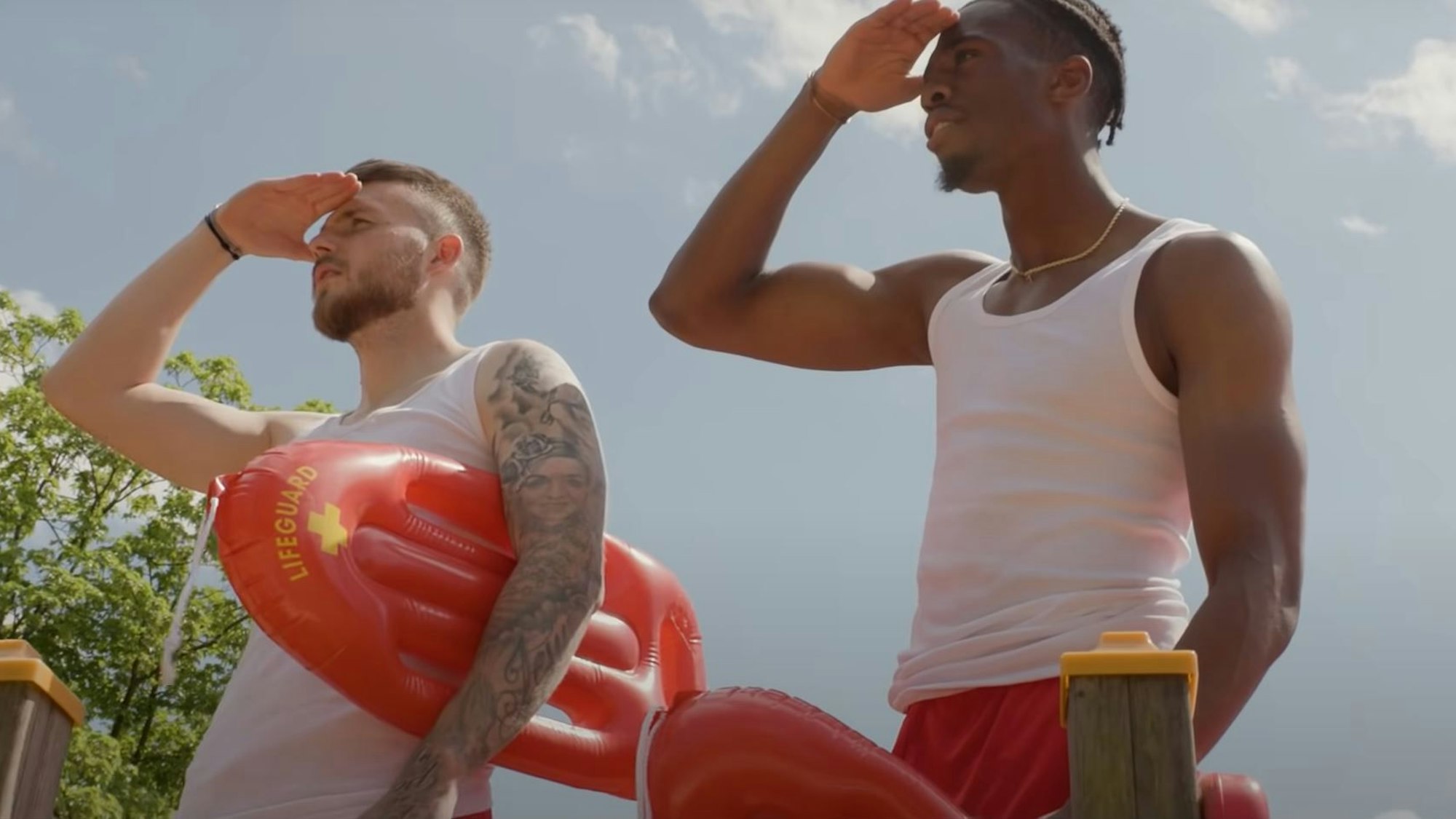 Jannes Horn (l.) und Kingsley Ehizibue als Rettungsschwimmer