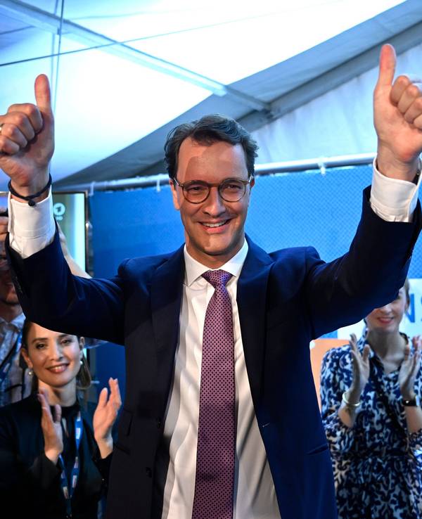 Hendrik Wüst hebt beide Daumen nach dem NRW-Wahlsieg