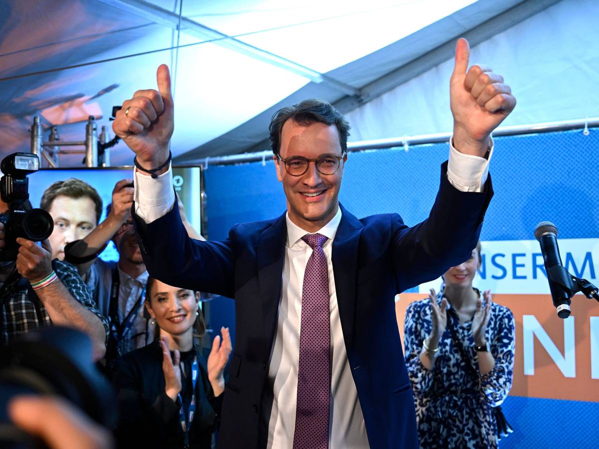 Hendrik Wüst hebt beide Daumen nach dem NRW-Wahlsieg