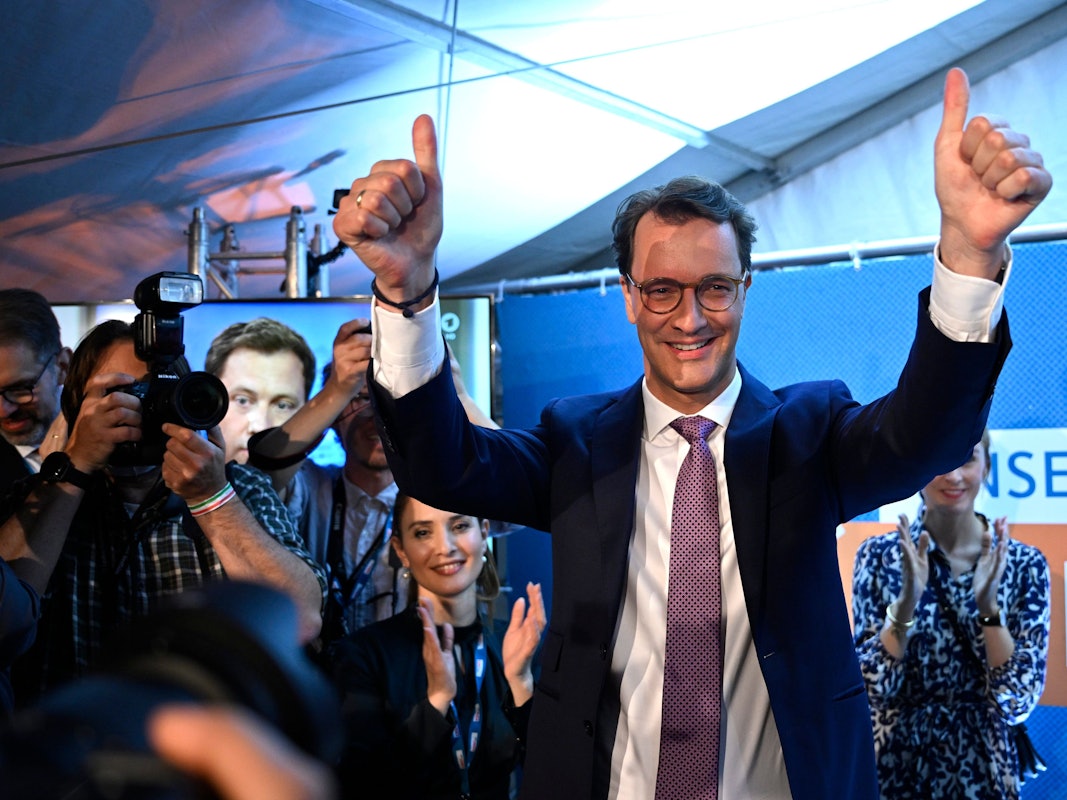 Hendrik Wüst hebt beide Daumen nach dem NRW-Wahlsieg