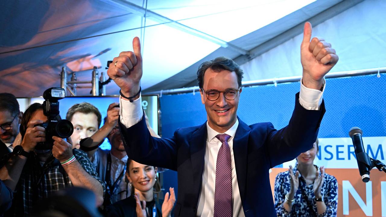 Hendrik Wüst hebt beide Daumen nach dem NRW-Wahlsieg
