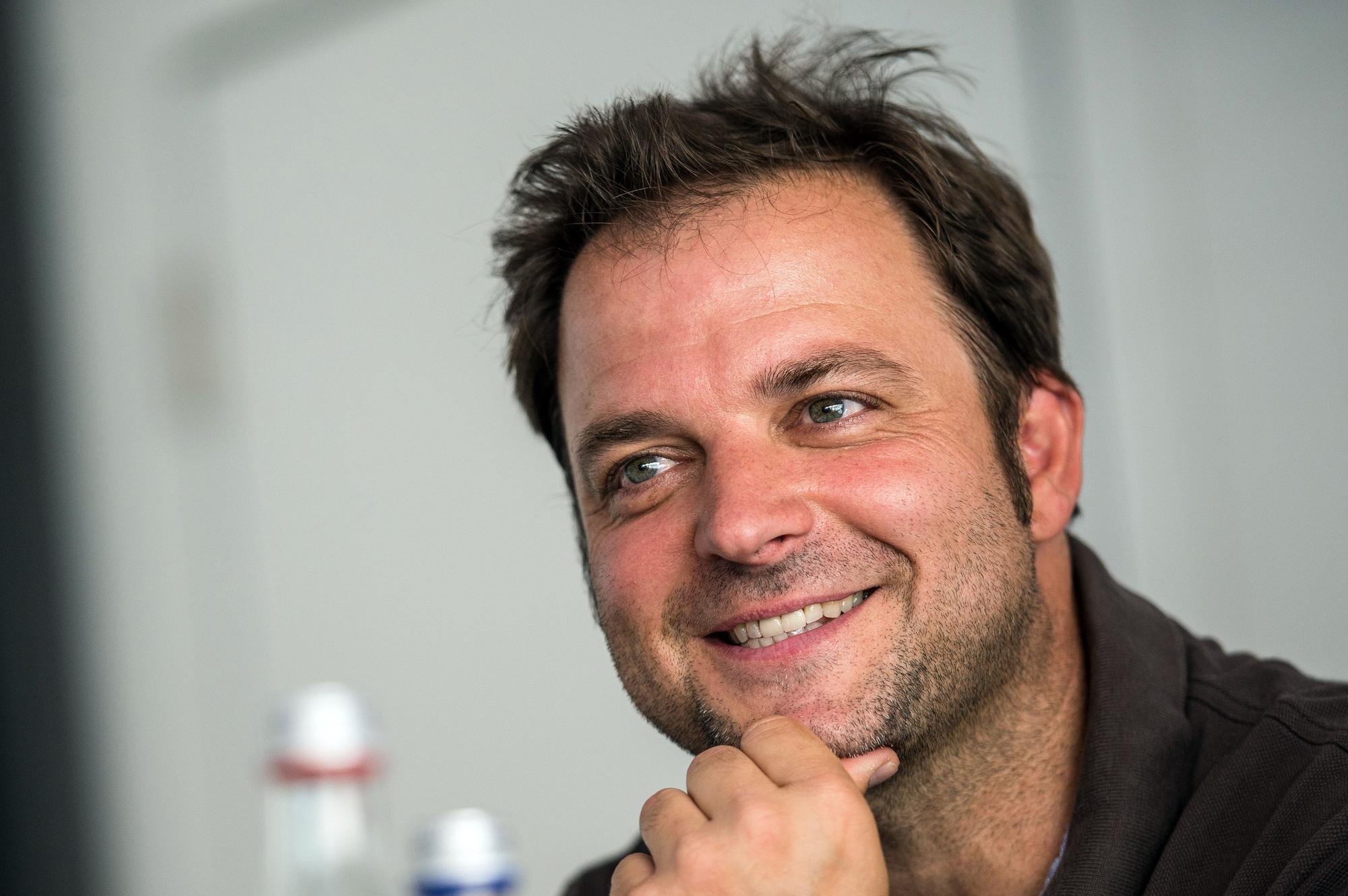 Hundeprofi Martin Rütter sitzt auf einer Pressekonferenz