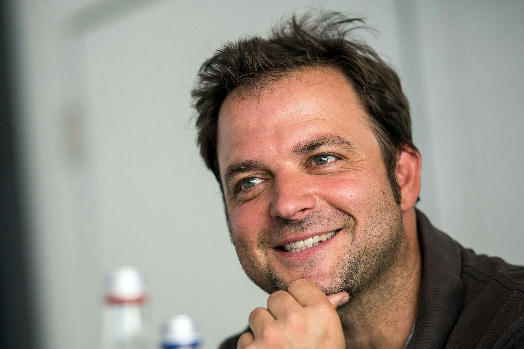 Hundeprofi Martin Rütter sitzt auf einer Pressekonferenz