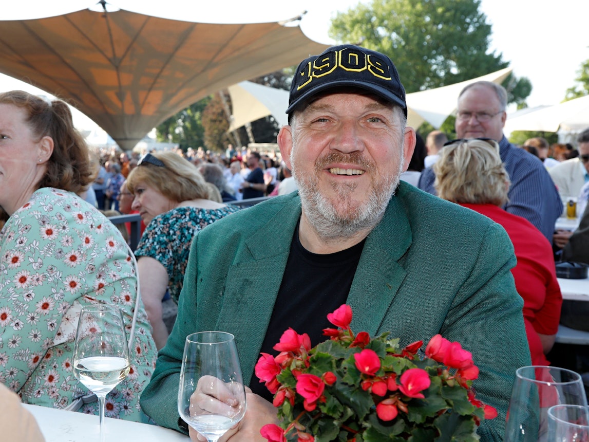 Dietmar Bär im Kölner Tanzbrunnen bei einem Konzert von Tommy Engel.