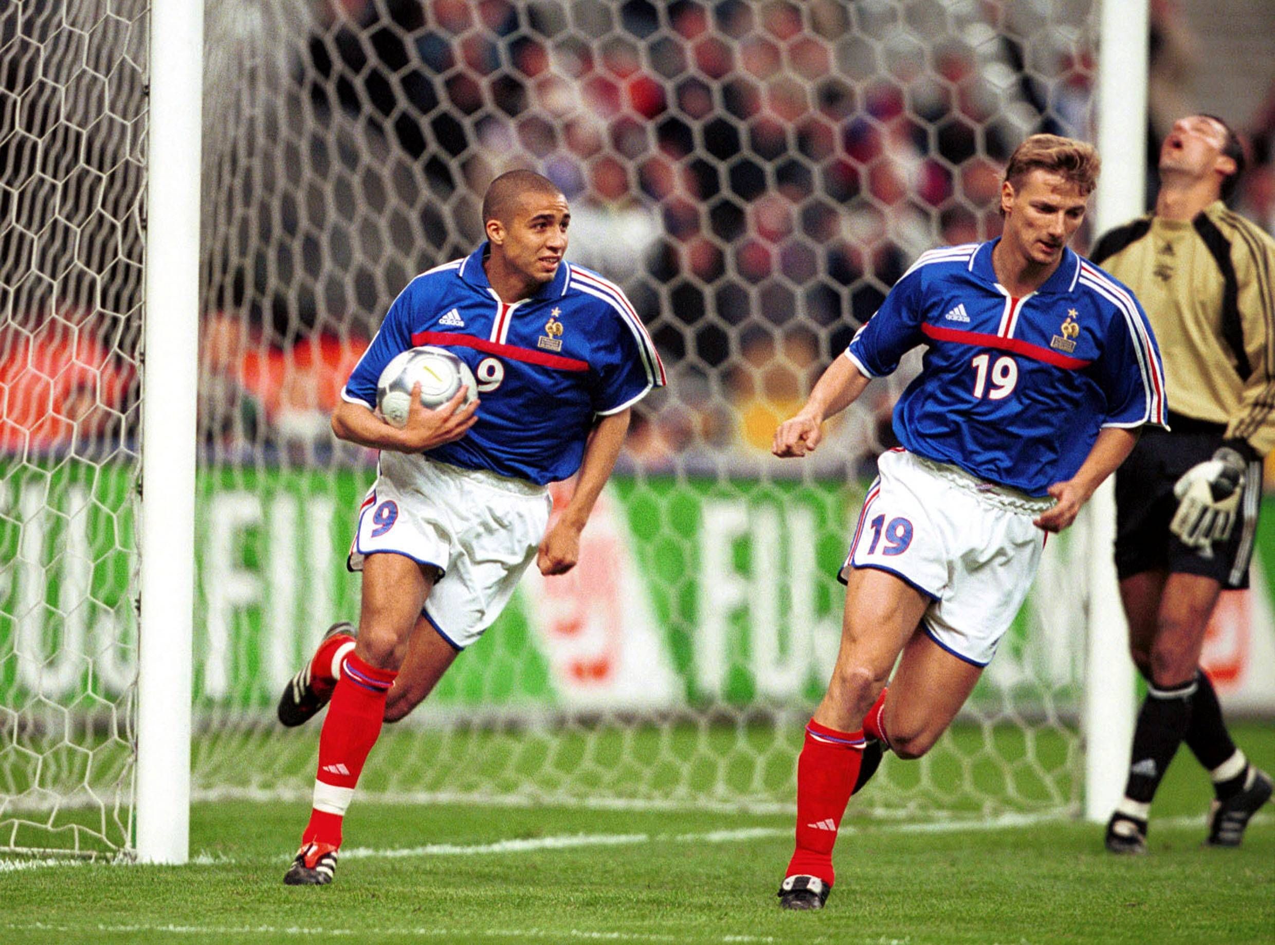 Mehrjährige Haftstrafe für einen früheren Stürmer der französischen Nationalmannschaft. Das Foto zeigt David Trezeguet (l.) und Tony Vairelles im April 2000.