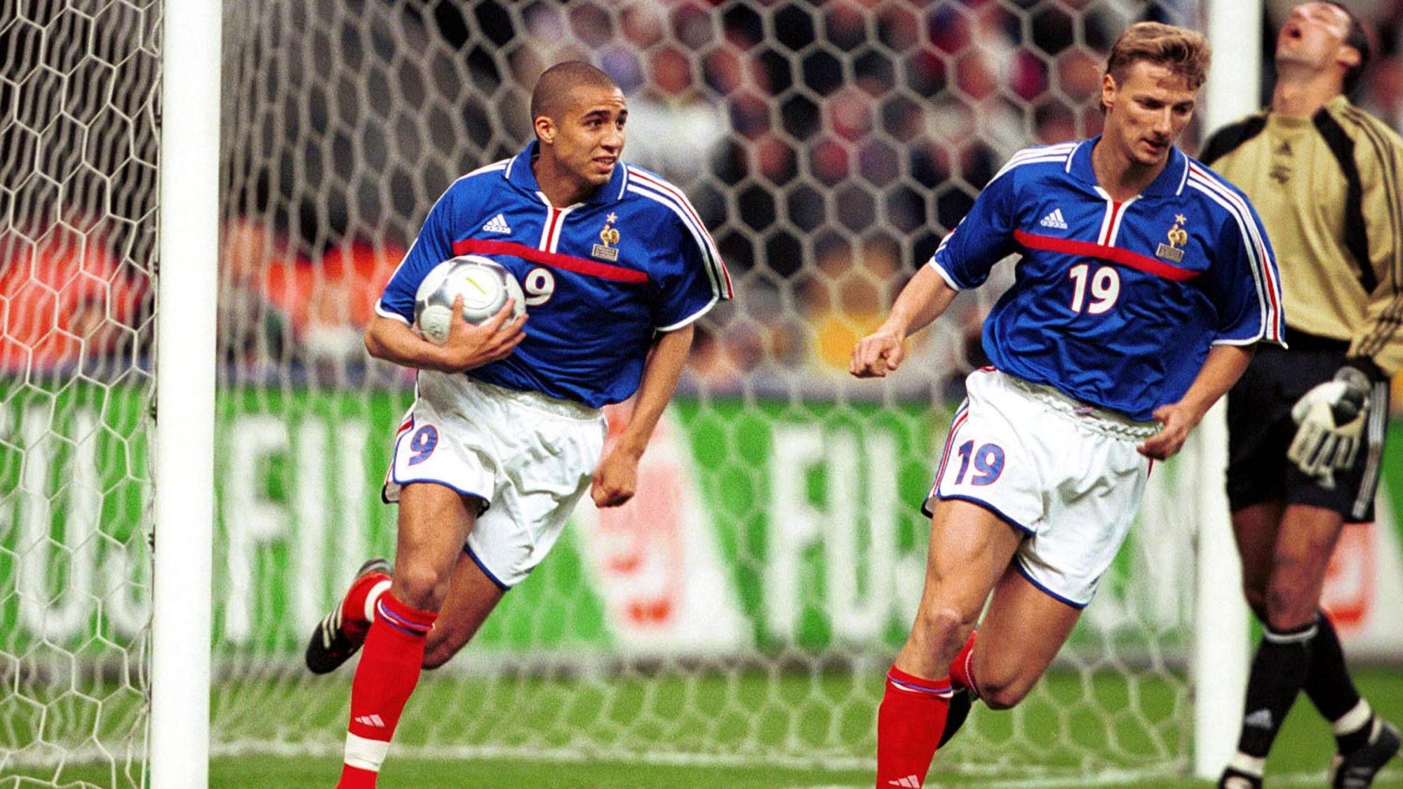 Mehrjährige Haftstrafe für einen früheren Stürmer der französischen Nationalmannschaft. Das Foto zeigt David Trezeguet (l.) und Tony Vairelles im April 2000.