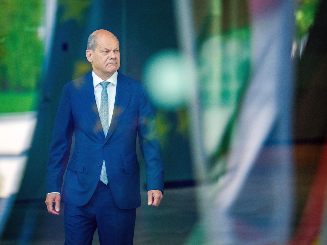 Bundeskanzler Olaf Scholz (SPD) im Anzug vor dem Bundeskanzleramt am 16. Mai 2022.