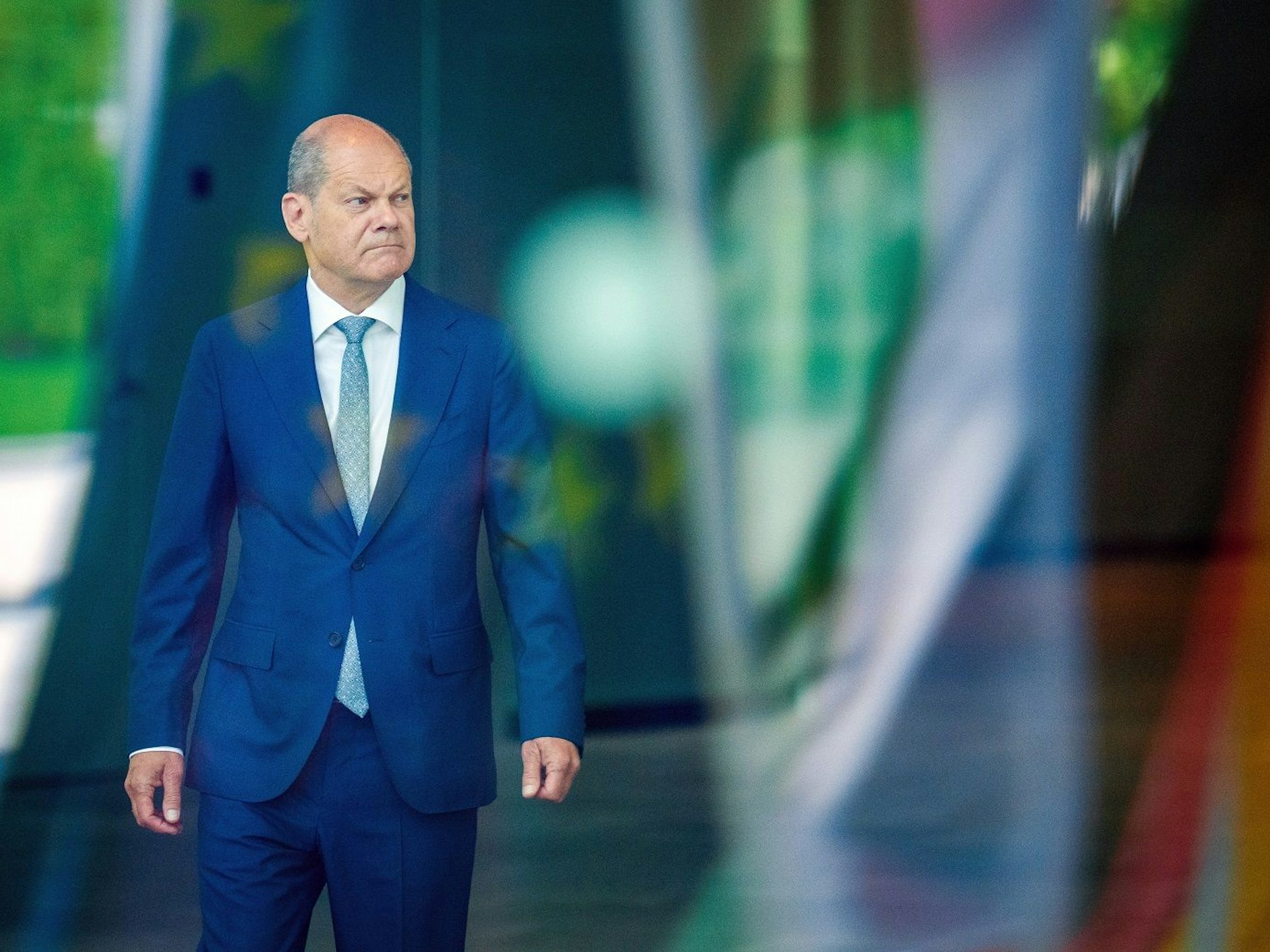 Bundeskanzler Olaf Scholz (SPD) im Anzug vor dem Bundeskanzleramt am 16. Mai 2022.