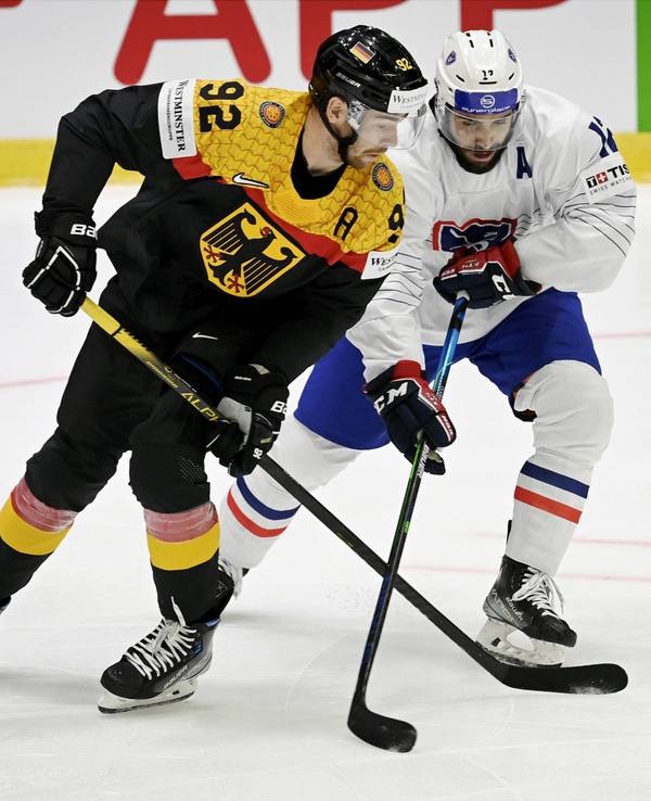 Marcel Noebels (l) aus Deutschland und Valentin Claireaux aus Frankreich in Aktion.