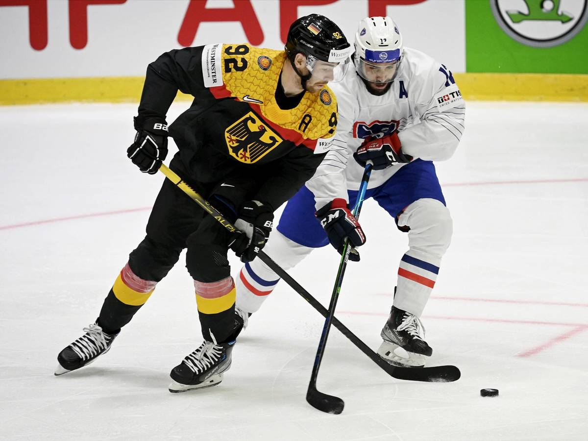 Marcel Noebels (l) aus Deutschland und Valentin Claireaux aus Frankreich in Aktion.
