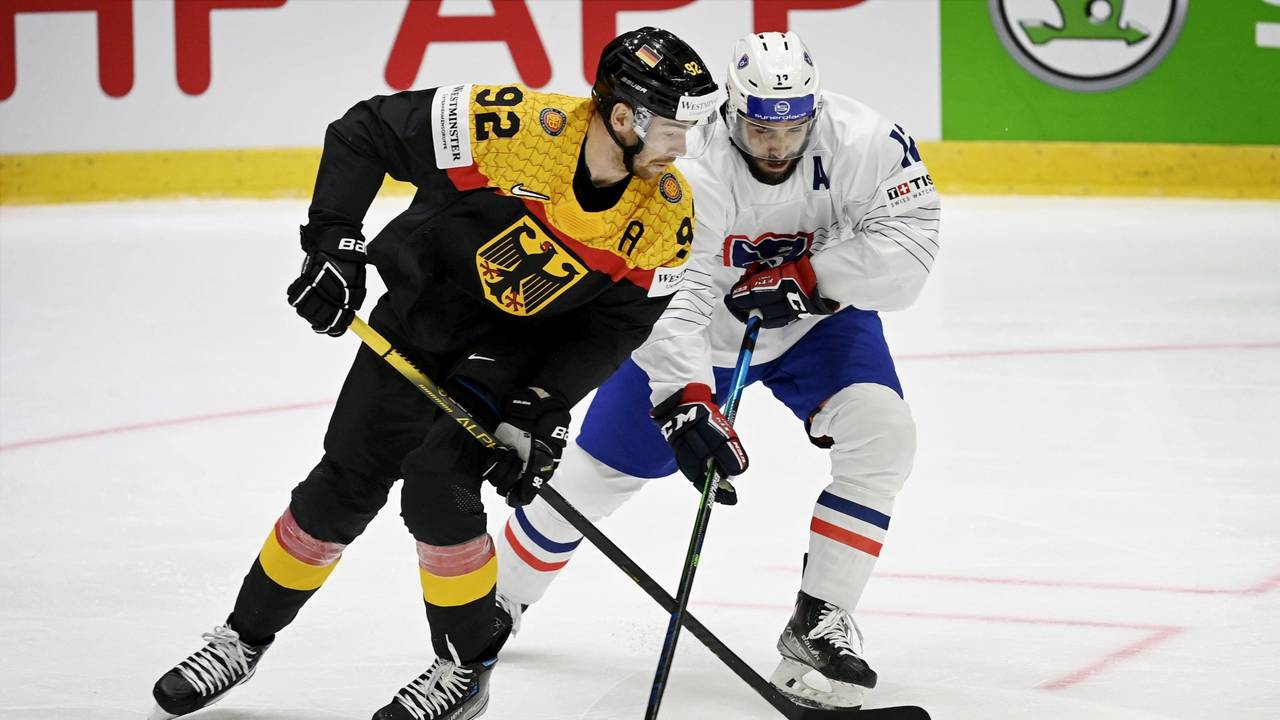 Marcel Noebels (l) aus Deutschland und Valentin Claireaux aus Frankreich in Aktion.