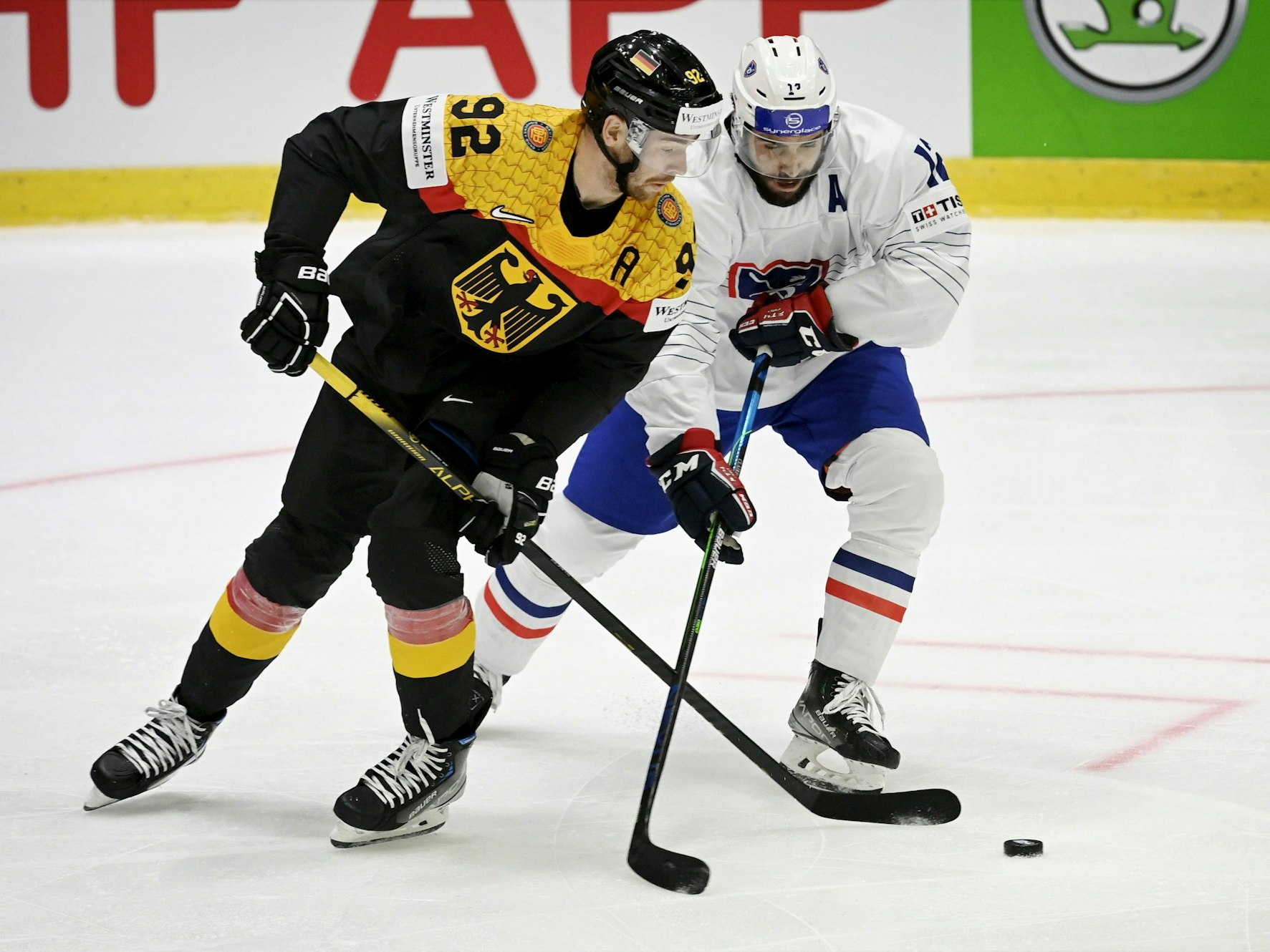 Marcel Noebels (l) aus Deutschland und Valentin Claireaux aus Frankreich in Aktion.
