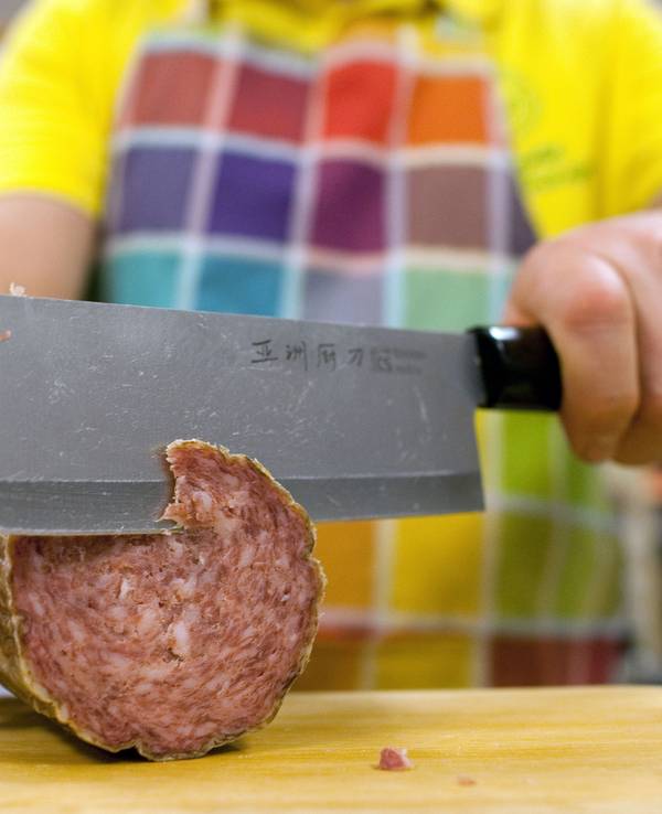 Das Symbolfoto einer luftgetrockneten Salami wurde am 11.03.2016 in Berlin aufgenommen.