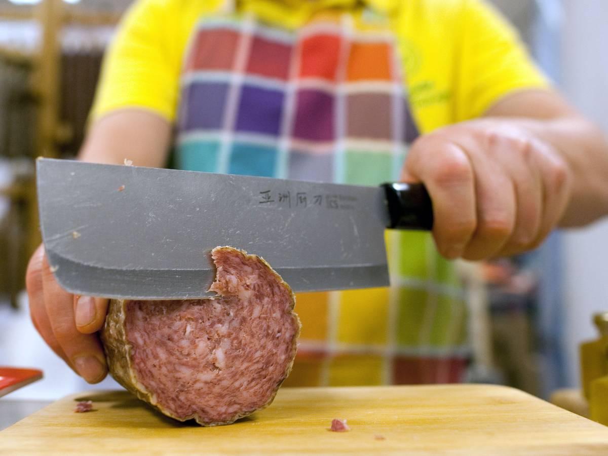 Das Symbolfoto einer luftgetrockneten Salami wurde am 11.03.2016 in Berlin aufgenommen.
