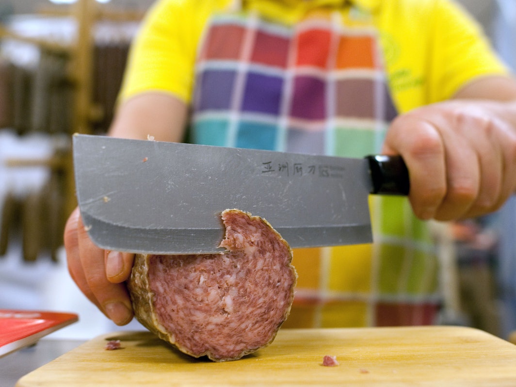 Das Symbolfoto einer luftgetrockneten Salami wurde am 11.03.2016 in Berlin aufgenommen.